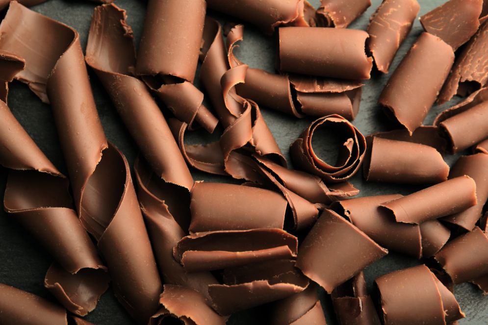 איך מכינים קישוטי שוקולד לקינוחים? – טיפים מערוץ האוכל