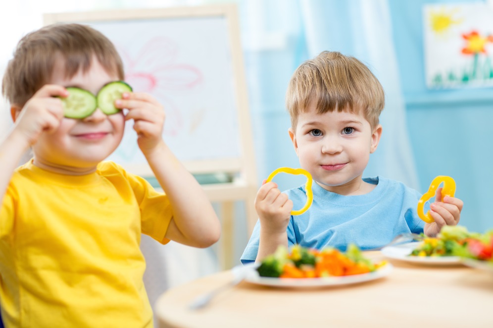 כך תגרמו לילדים סרבניים לאכול ירקות ופירות (ולמה זה כל כך חשוב?)