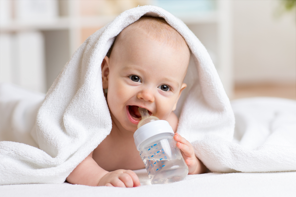 איך אדע שהתינוק שלי מקבל מספיק נוזלים בימים החמים?