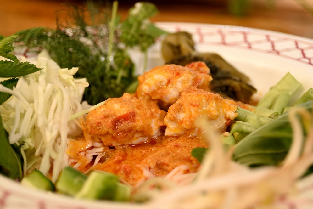 קאנום צ'ין – תבשיל דגים בקארי אדום וחלב קוקוס  של עומר מילר