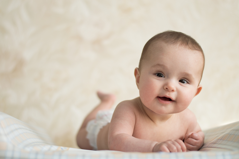אחות טיפת חלב מסבירה: איך גורמים לתינוק לשכב על הבטן?