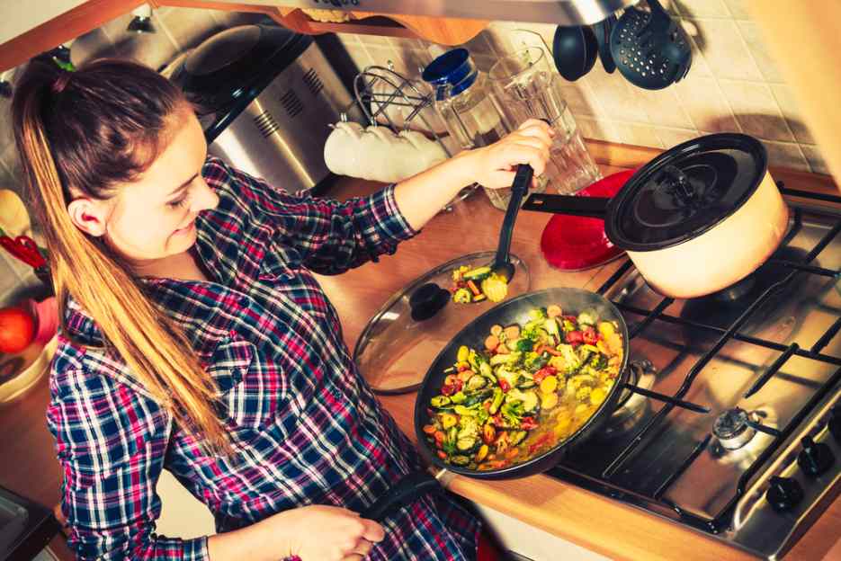 לא חבל על האוכל: מה מומלץ לאחסן בהקפאה ומה אפשר לבשל עם שאריות?